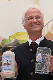 Wolfgang Krebs in seiner Paraderolle Edmund Stoiber stellte am 25.08.2011 den offiziellen Oktoberfest Maßkrug 2011 vor (©Foto. Martin Schmitz)